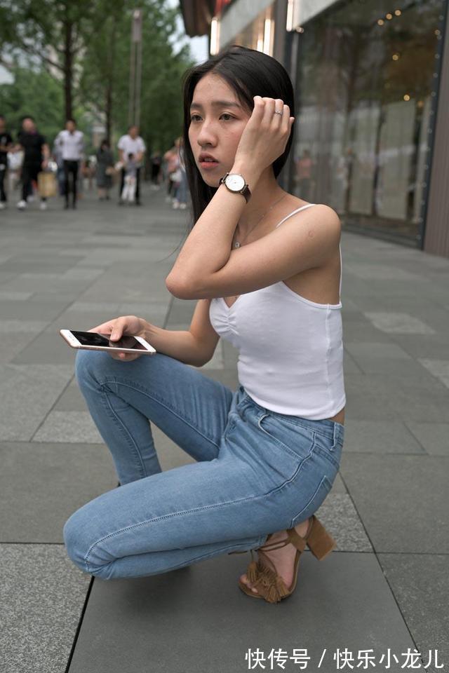 小脚|皱褶针织吊肩背心，搭配小脚牛仔裤，更显时尚活力