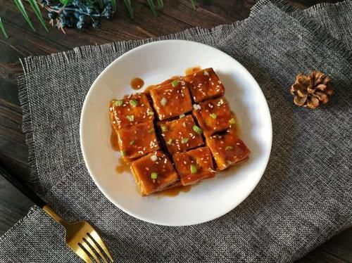 糖醋脆皮豆腐，外酥里嫩，酸酸甜甜大人孩子都爱吃，每次做都吃撑