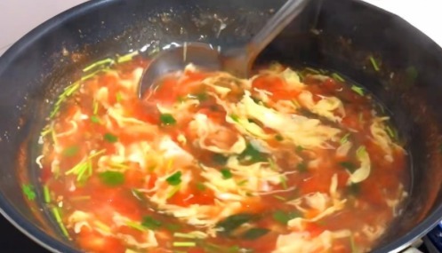 鸡蛋|做西红柿鸡蛋汤,不要先加水,掌握好顺序,蛋花漂亮、味道鲜美