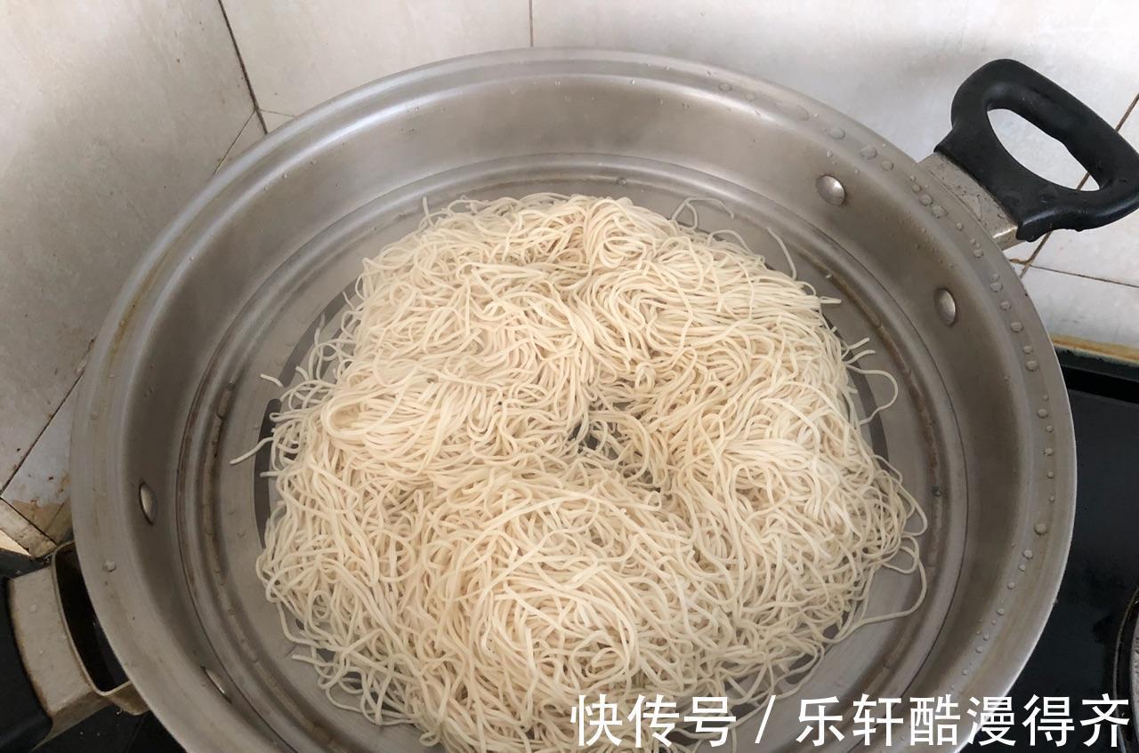 蒜苔|自制蒜台肉片焖面,做法简单,鲜美可口,大人孩子都爱吃