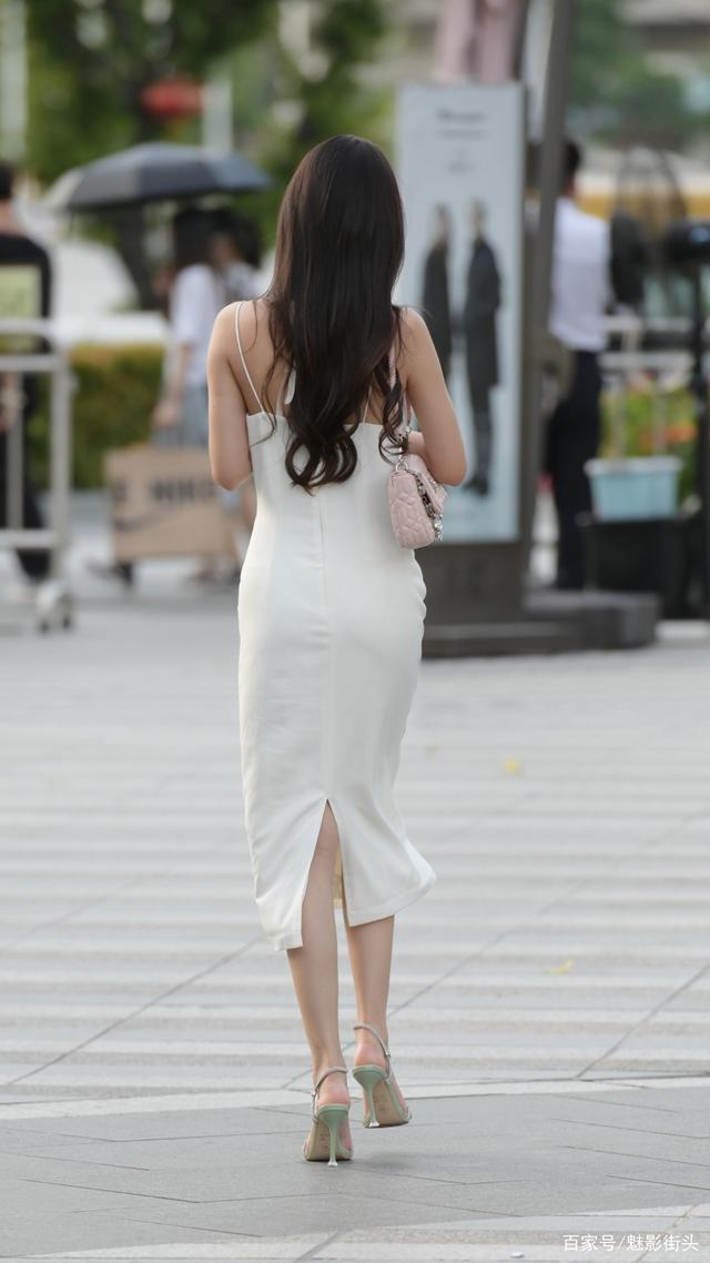 身高腿长的姑娘，白色吊带长裙搭配一字带细跟凉鞋，走出优雅大气
