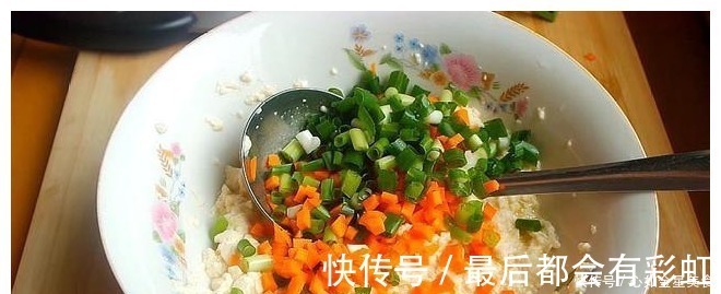 鸡蛋饼|1块豆腐,1个鸡蛋,不用一滴水,筷子两搅,比大鱼大肉还好吃!