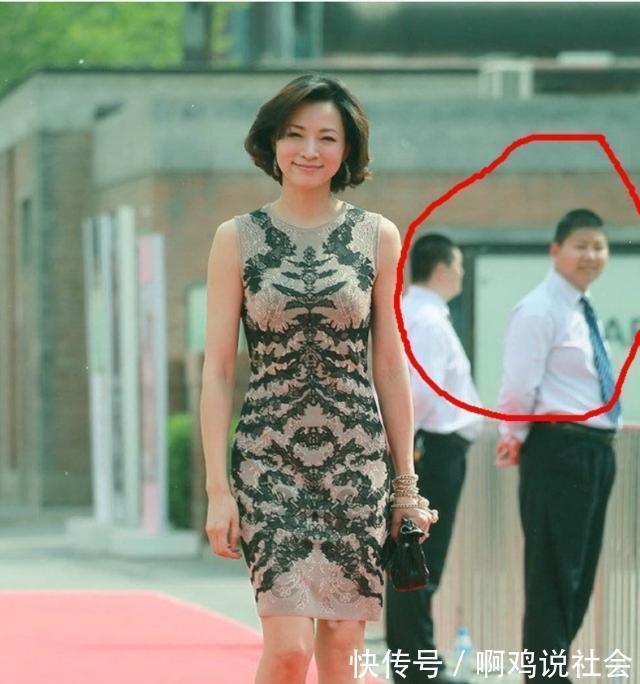 当家花旦|46岁的董卿,在路人的镜头下长这样身高也暴露了