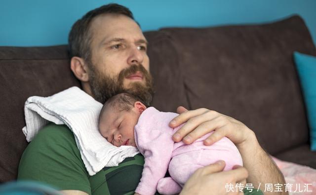 意外|宝爸医院抱娃意外走红,动作僵硬表情紧张,网友:还以为是人贩子