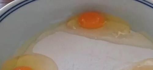 糯米粉加3个鸡蛋,一搅一拌,手不沾面,比馒头简单,比蛋糕好吃