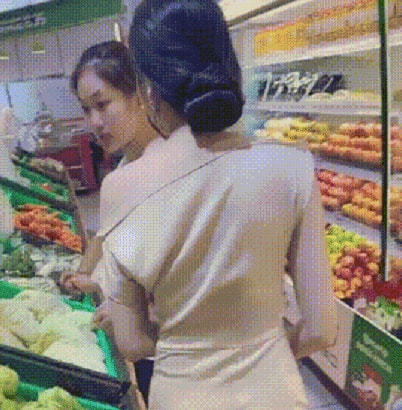 小姐姐 小姑娘这是专门给你量身定做的旗袍吧,看起来果然合适,哈哈!