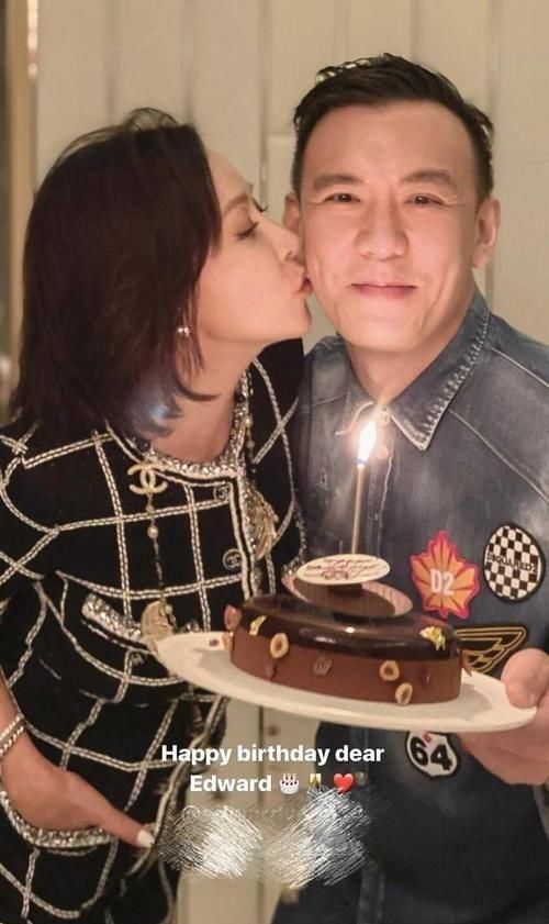 刘嘉玲为男友人庆生献香吻！穿小香风太优雅，54岁像小女人