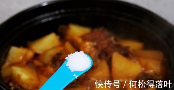 这么做土豆太香了,妥妥的待客硬菜,营养全面十足!