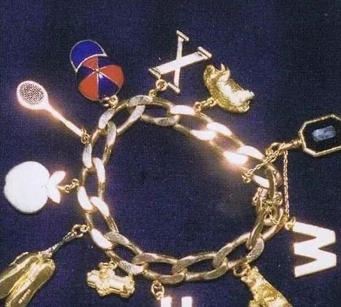 蓝宝石!戴安娜婚戒平淡无奇,卡米拉婚戒是无价之宝,查尔斯送礼太偏心了