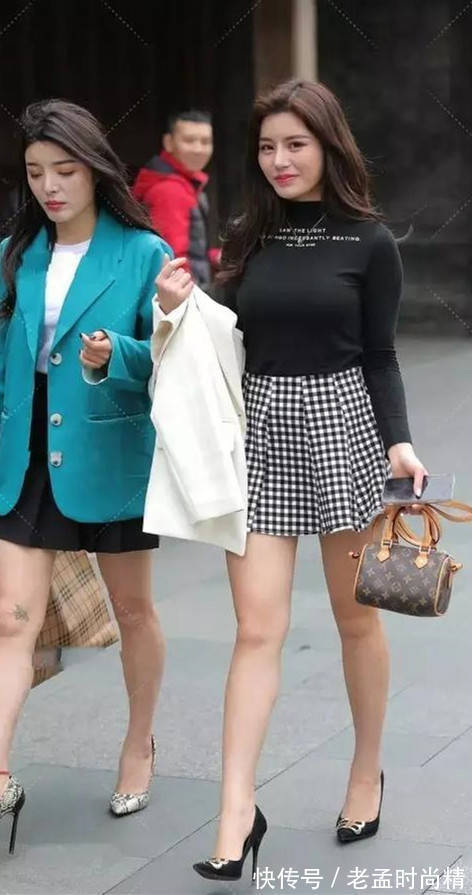 黑白格纹 经典的黑白格纹百褶裙,时尚又好看,美丽又大方,这样搭配裙子你喜欢吗?