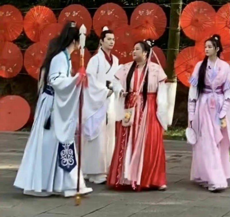 诸葛亮|春游家族COS三国人物!杨洋化身潇洒诸葛亮!关晓彤古装相获好评
