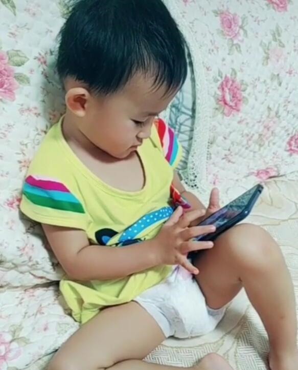 孩子|跟孩子要手机被打耳光,看李玫瑾教授如何“治”外孙,值得点赞