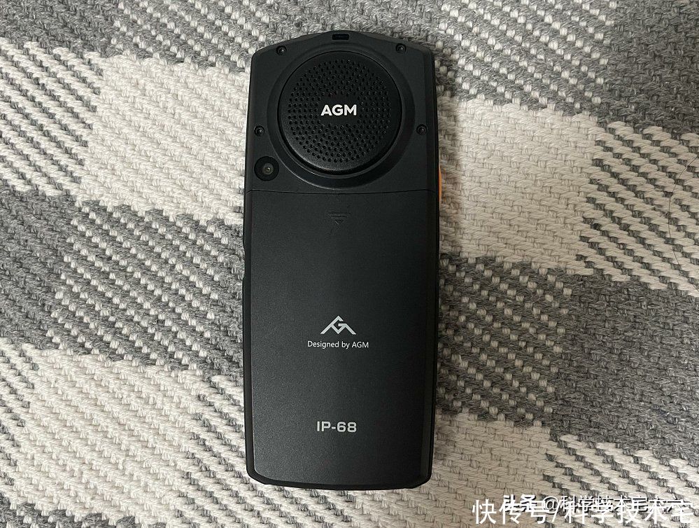 功能机|多方面“吊打”iPhone12？AGM M7可能是最强功能机