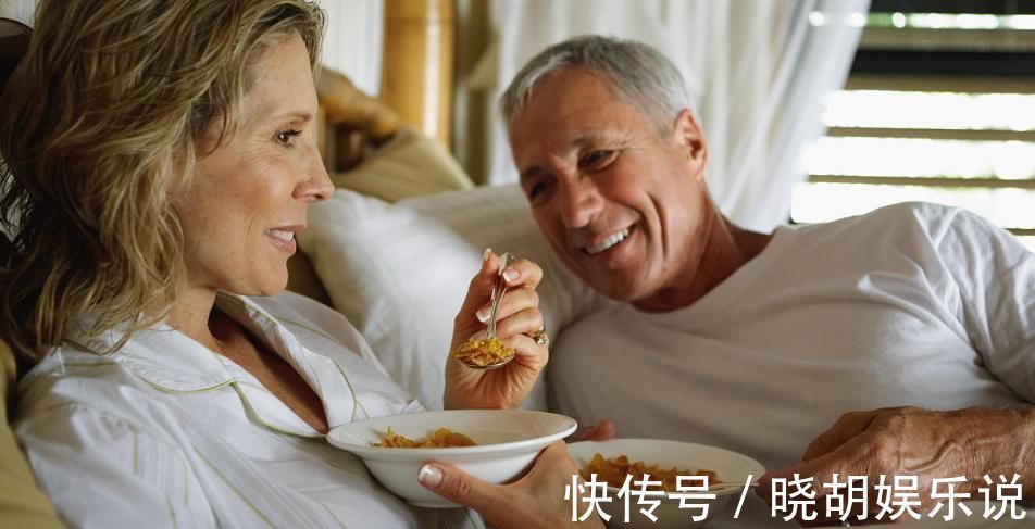 食疗方|老年人便秘的原因有哪些？吃什么排便快？推荐给你几个食疗方