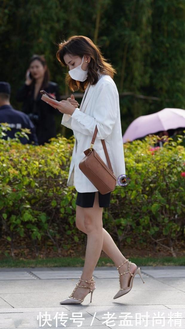 街拍:小姐姐身上穿着一件黑色的吊带, 显得更加的有韵味