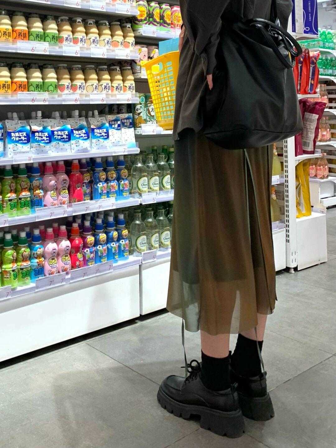 直筒 别老穿蓬蓬网纱裙了!今年流行的“直筒网纱裙”,上身唯美又显瘦