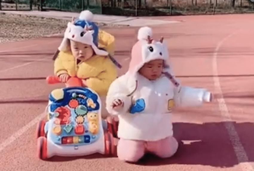 忍俊不禁|妹妹开着小车不小心撞倒姐姐令人忍俊不禁,网友:人类幼崽太可爱