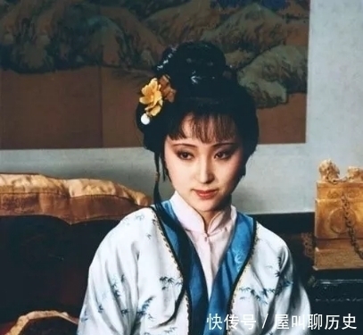 黛玉&袭人端来一碗茶,宝钗半杯漱口,剩下半杯黛玉饮尽,里头奥妙太多