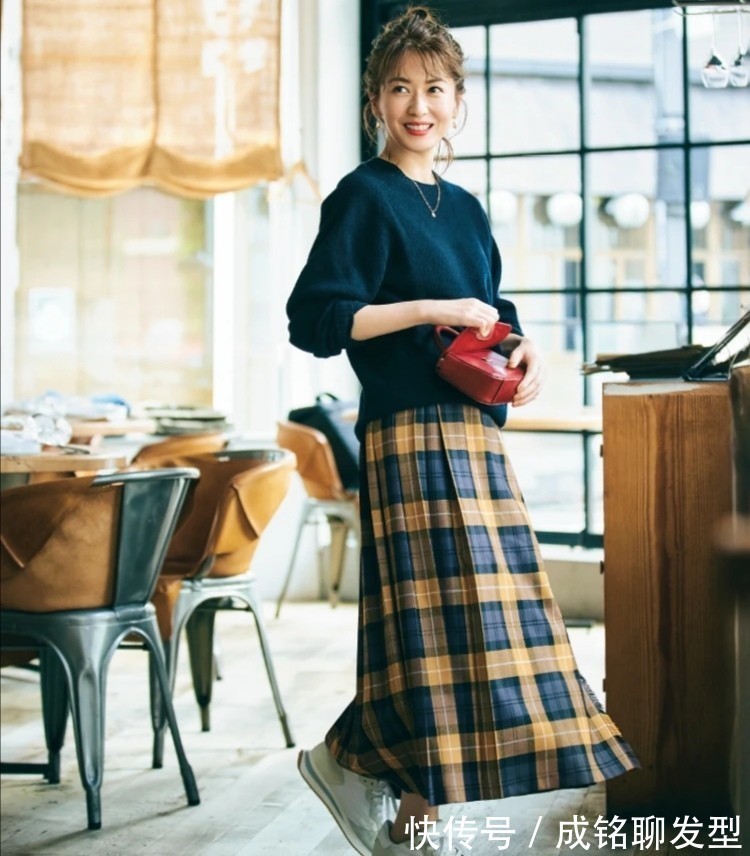 减龄|格纹半裙才是百搭单品!看这些40+博主的减龄穿搭,就知道有多美