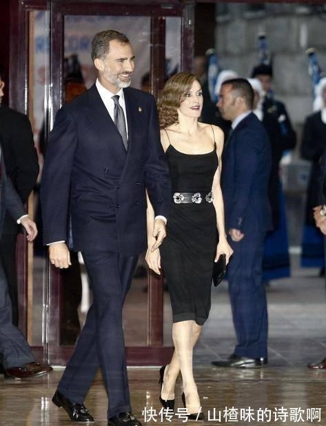 王后|西班牙王后一袭吊带紧身裙尽显“纸片腰”, 配迷人小卷发魅力爆棚!