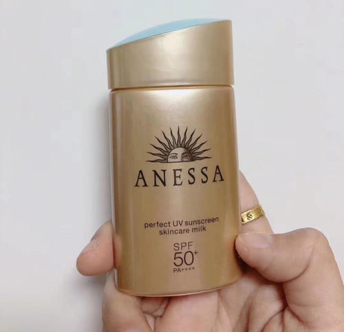 公认好用的5款防晒霜：Mistine口碑高，蓝胖子无限回购