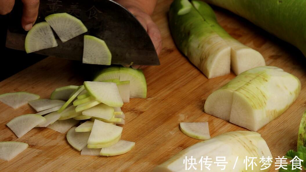 腌萝卜时，不要只会加盐，大厨教你正确做法，脆爽下饭，太香了