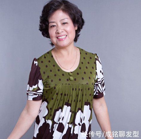 为什么六十岁女人都喜欢短发?发质发量气质变了,短发利落又减龄