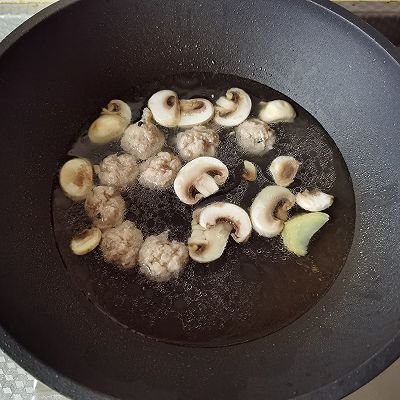  菠菜蘑菇肉丸汤