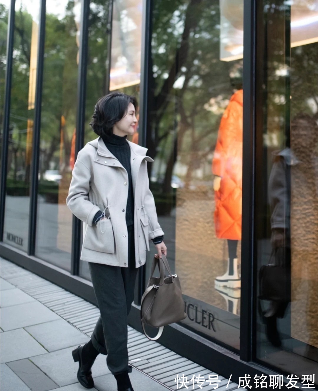 单品|这位五十多岁的妈妈好会穿!用三款单品穿出优雅气质,高级又减龄