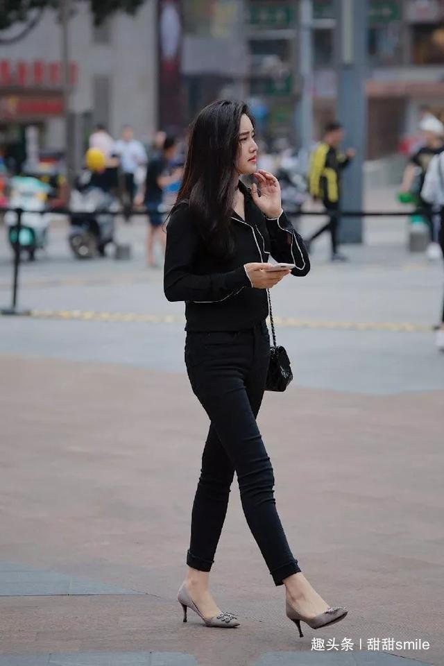 高跟凉鞋 美女脚上踩着一双一字带的透明高跟凉鞋,让她看上去更加的有魅力