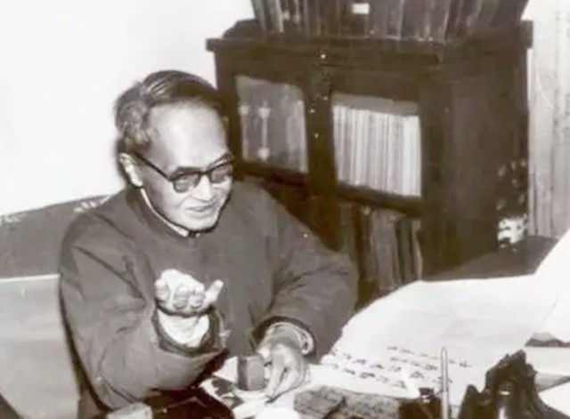 钟书$钱钟书女儿为父亲作了一幅画,杨绛欣赏完捧腹大笑,笑称太形象了