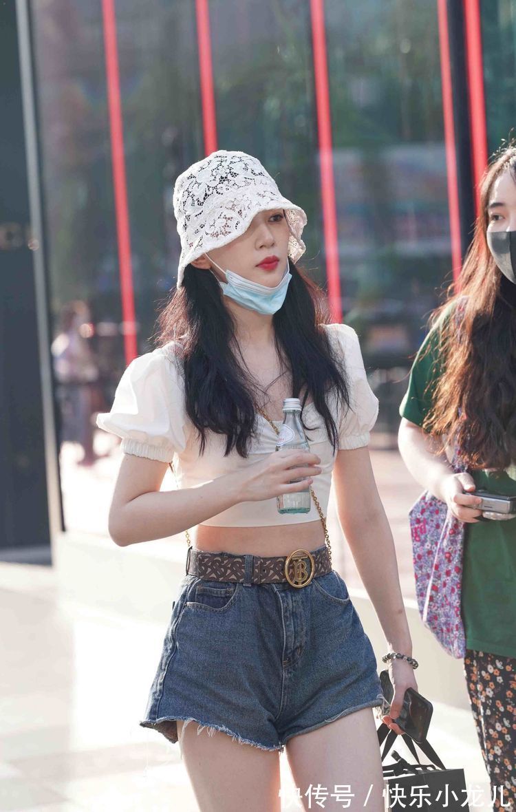 美腿 清新活泼的打底裤装扮不乏气质感,凸显修长美腿,简单装扮