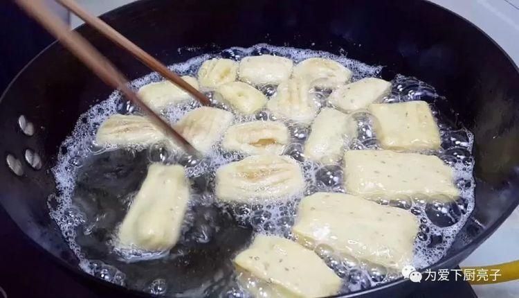  我家油条从来不发面，切一切锅里一炸，松软又香甜，越嚼越舒服