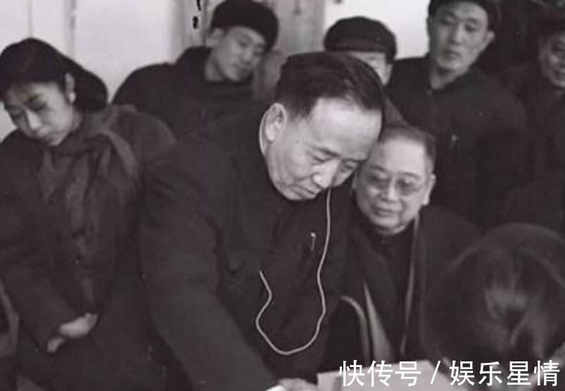 题字@郭沫若的书法,为何总饱受争议?启功力挺:到街上看看中国银行