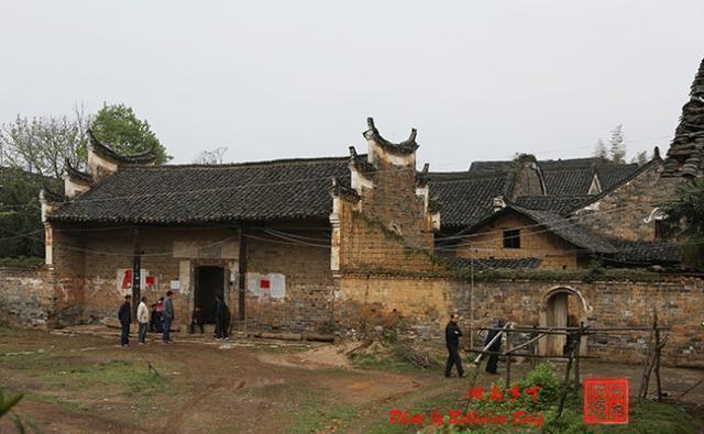 在邵东的偏僻乡野,发现一处豪宅,建于嘉庆年间,里面还住着人