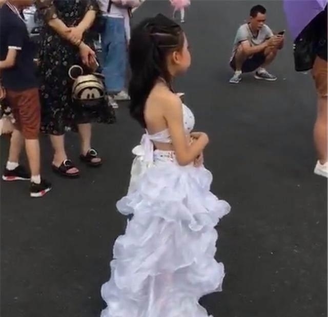 风头|新娘请6岁小女孩当伴娘,可女孩化妆后太漂亮,抢了新娘的风头