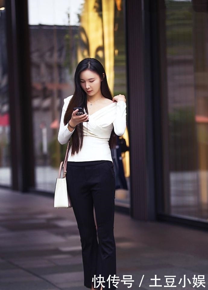 时尚街拍,美女穿粉色吊带裙尽显性感迷人的风姿