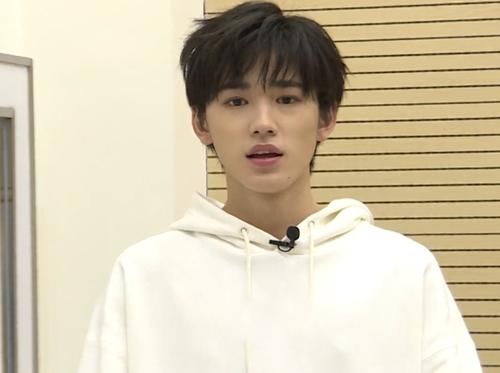 宋亚轩穿便装录节目，却意外露出衣服下一行小字，摄像师吓得手都发抖