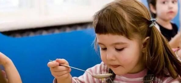 强健|3件事件件像“石头”,压垮娃脾胃,教你1招,强健脾胃清积食