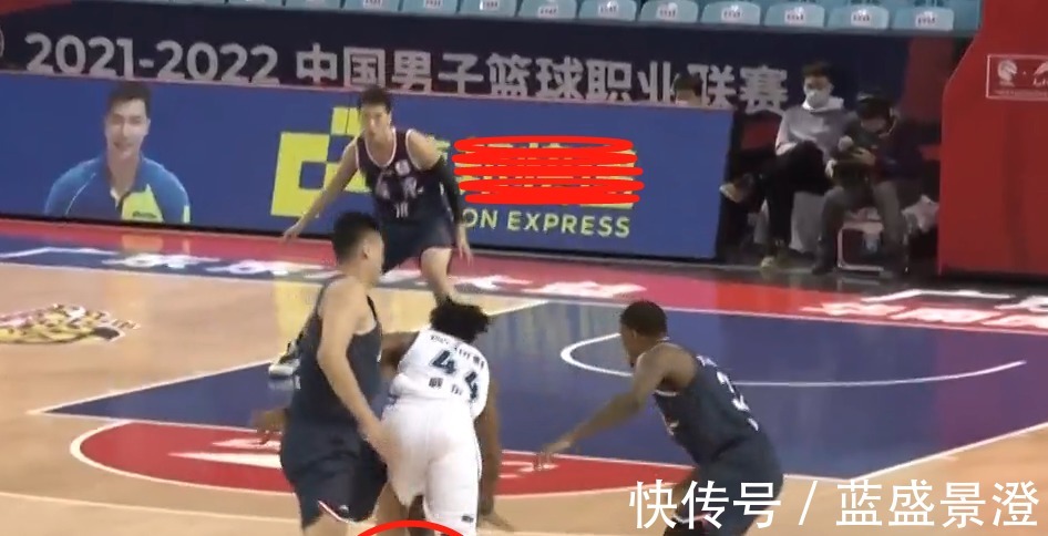疲劳期|疲劳期！广东男篮落后10分后打了一波8-0，32号球员偷听战术！
