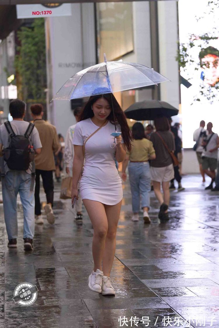 身材 紧绷束腰的连衣裙,个性又不失雅致,身材真好