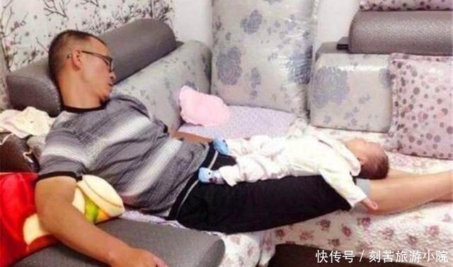 突击检查|宝爸放假在家看娃,宝妈回家突击检查,开门后的一幕让宝妈笑出声