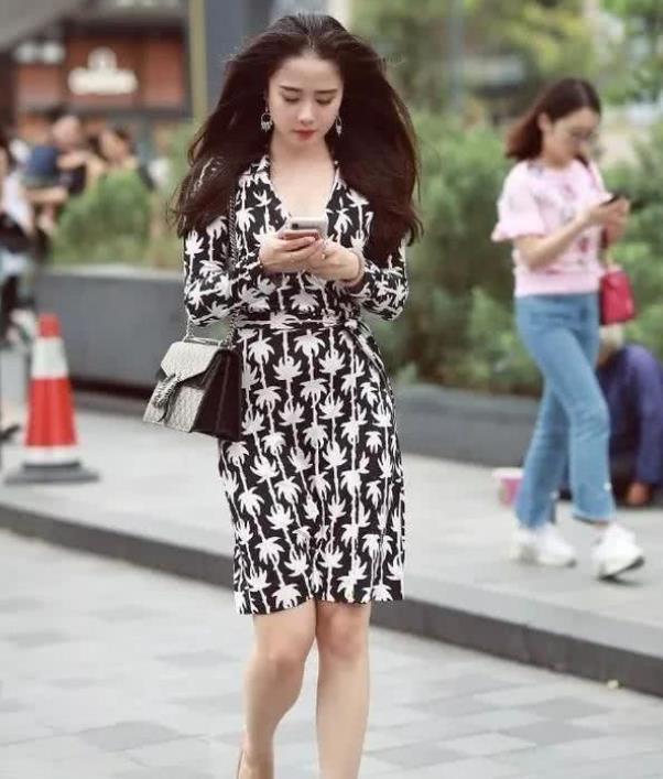 街拍:专注手机的小姐姐,身穿灰色连衣裙,超有范