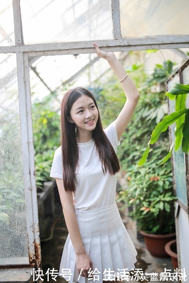 长发美女T恤衫百褶裙搭配一双小白鞋少女感十足,美美哒