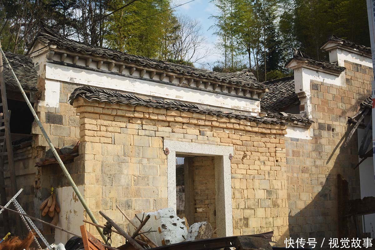 墙板|山村房屋10年无人住,村民装修“穿越时空”,看啥样子