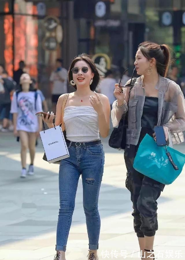 高跟 美女穿上一双一字带的裸色高跟凉鞋,在行走的时候散发出无限魅力