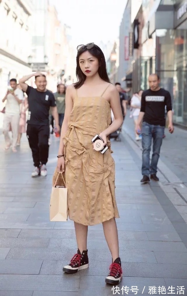 连衣裙|街拍:长发美女身穿白色连衣裙,气质高雅,显得时尚美丽又大方