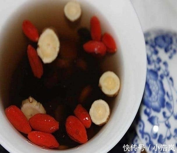 泡水|黄芪和“它”天生一对,女人经常吃一点,气血双补,延缓衰老