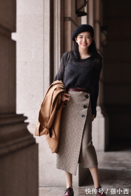 优雅 秋季还是穿“毛衣”最百搭,学会这4种搭配就够了,优雅到骨子里