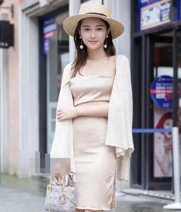 街拍:小姐姐身穿双层裙,脚踩方根鞋,看上去十分的有气质